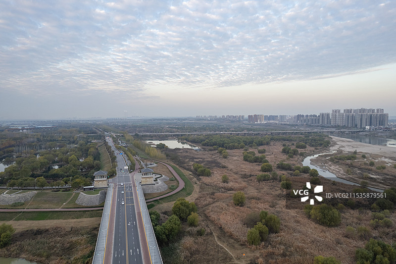 西安渭河生态河水朝霞日出鱼鳞纹图片素材