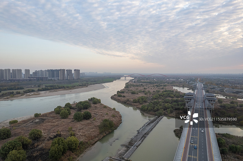 西安渭河生态河水朝霞日出鱼鳞纹图片素材