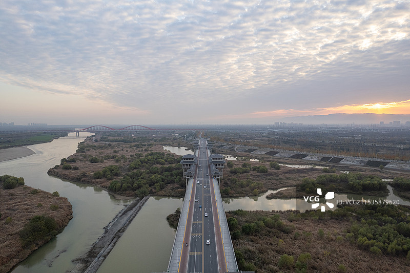 西安渭河生态河水朝霞日出鱼鳞纹图片素材