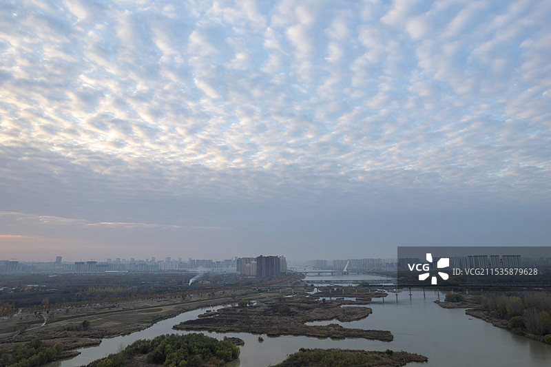 西安渭河生态河水朝霞日出鱼鳞纹图片素材
