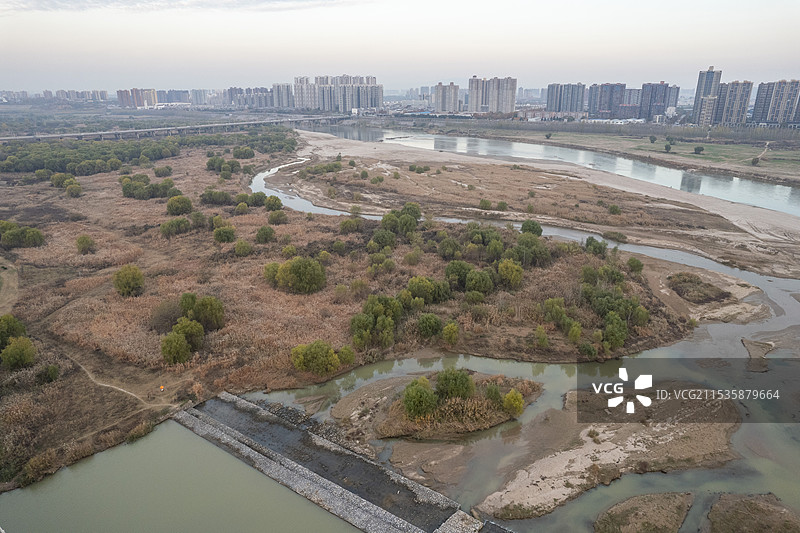 西安渭河生态河水朝霞日出鱼鳞纹图片素材