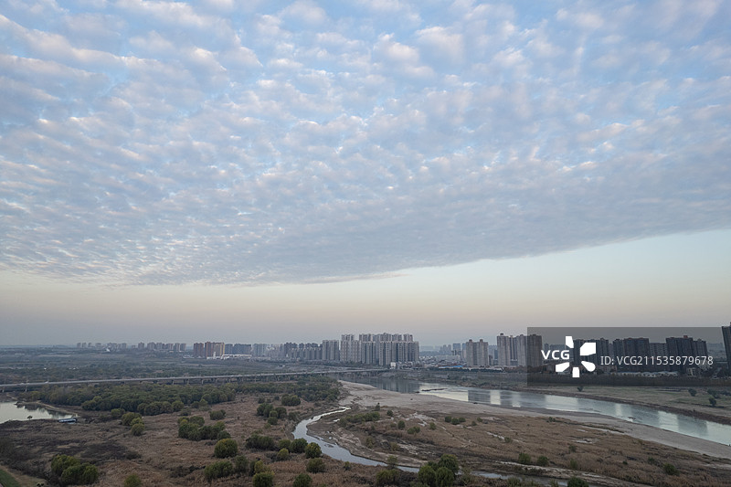 西安渭河生态河水朝霞日出鱼鳞纹图片素材
