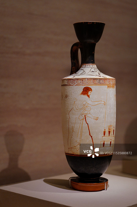 白色细颈有柄油瓶图片素材