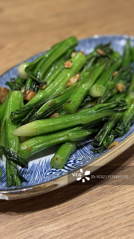 桌上盘子里的菜心蔬菜特写镜头图片素材