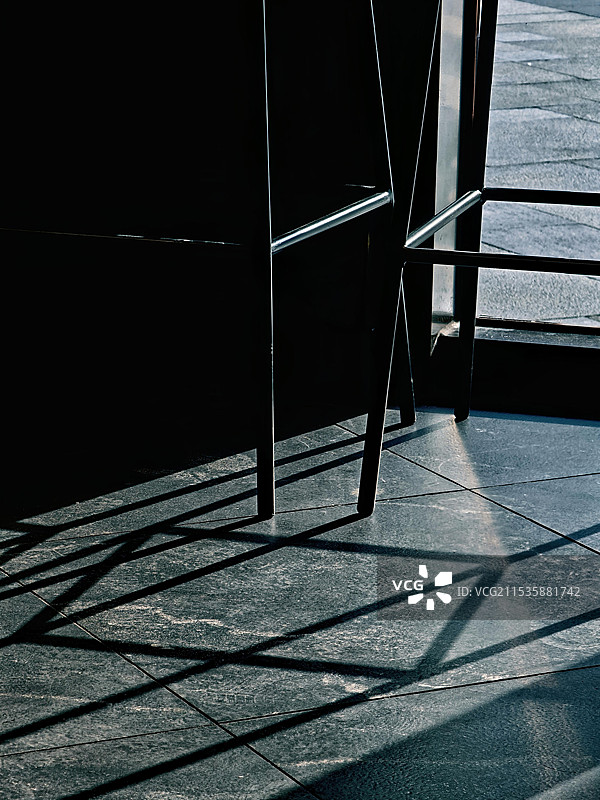 人行道上阴影的高角度视图图片素材