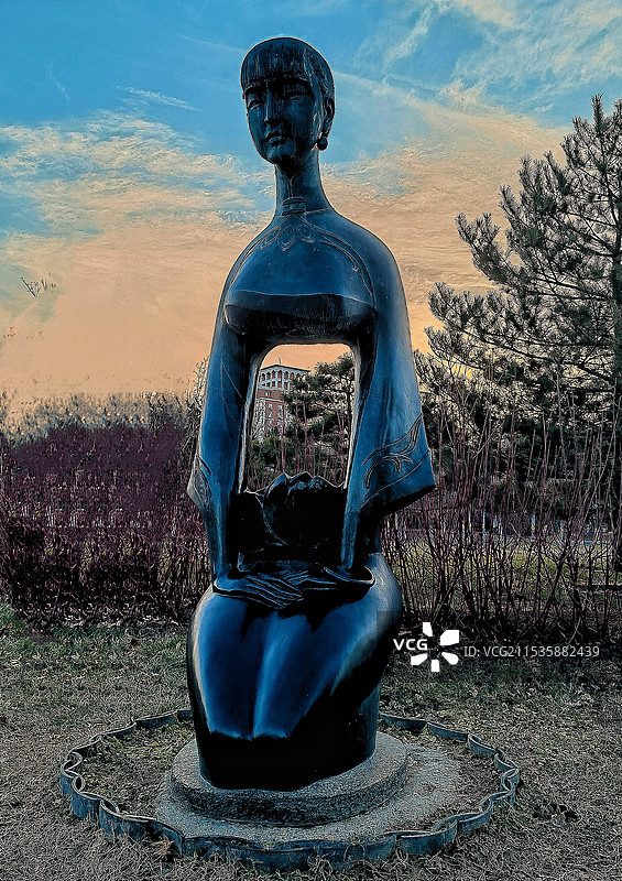 雕塑公园里的塑像图片素材