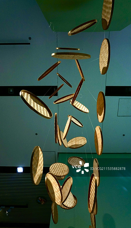 挂在墙上的装饰特写镜头图片素材