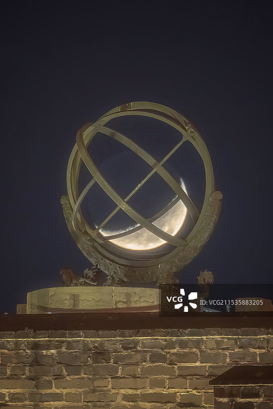 娥眉月落入古观象台浑天仪图片素材