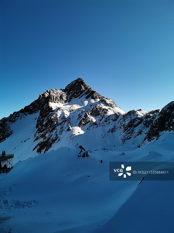 蓝天下白雪皑皑的群山俯瞰图图片素材