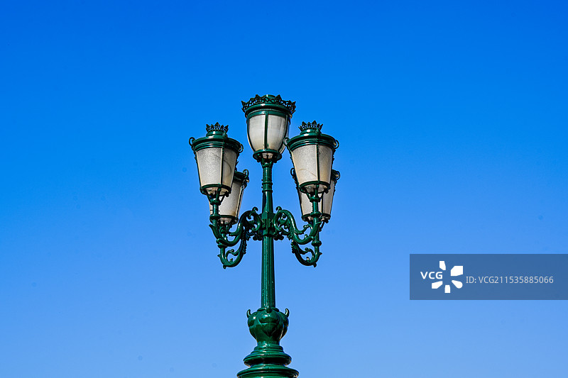 蓝天下的哈尔滨站前路灯图片素材