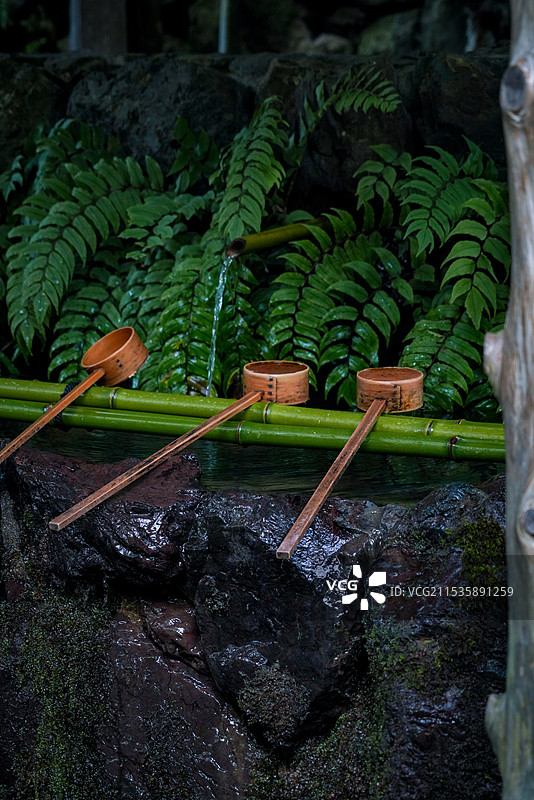 日本京都贵船神社手水舍放着的木勺图片素材