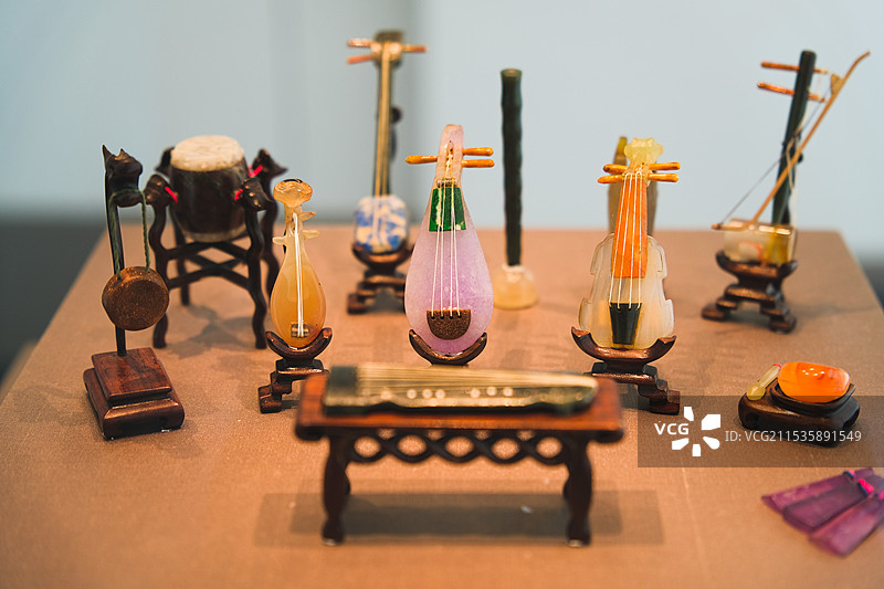 苏州博物馆西馆展出的中国传统乐器古筝琵琶二胡的迷你微缩模型图片素材