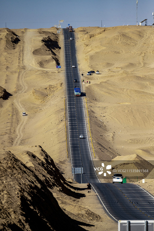 青海沙漠中的网红公路图片素材