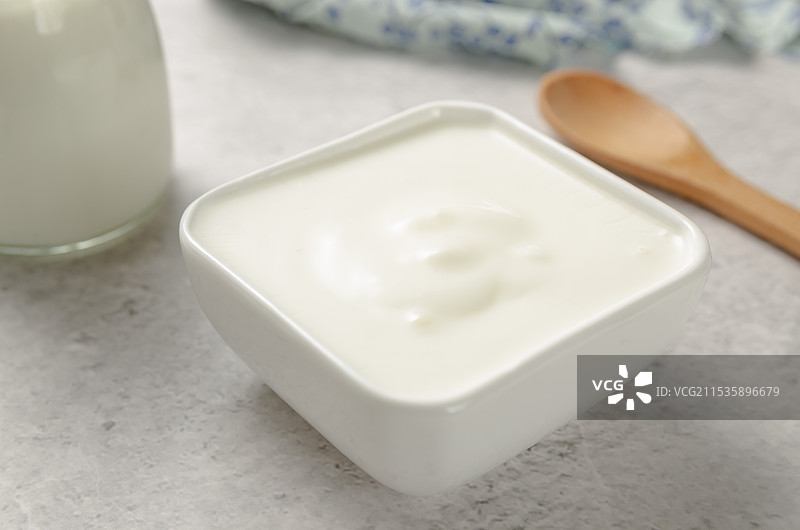 营养早餐发酵乳酸奶盛在陶瓷碗里图片素材