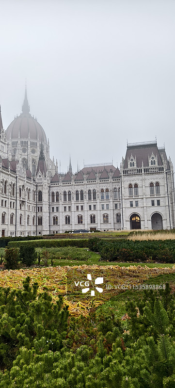 匈牙利布达佩斯雨后国会大厦图片素材
