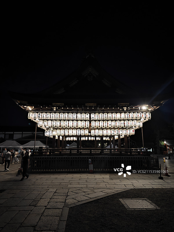 日本京都八坂神社夜景和日式灯笼图片素材