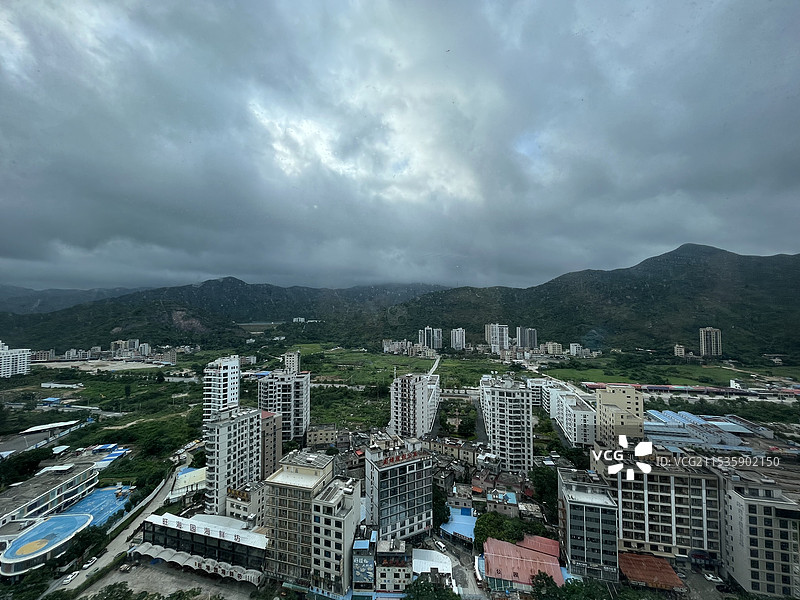 多云天空下的高角度城市景观图片素材