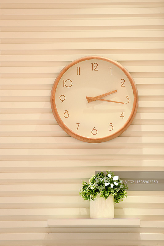 室内装饰挂钟鲜花图片素材