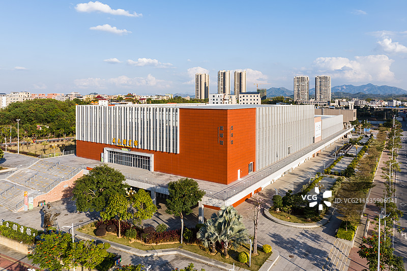 航拍现代城市建筑五华威光体育馆图片素材