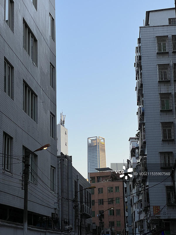 晴空下建筑物的低角度视图图片素材