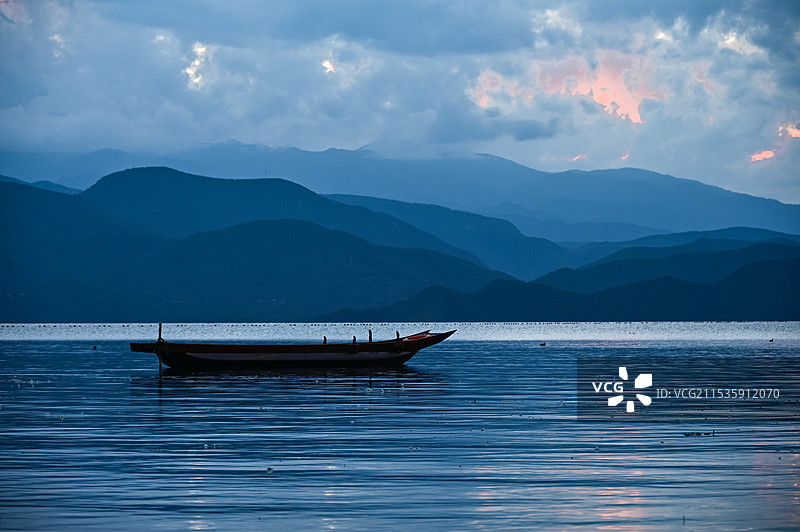 夜幕下的泸沽湖图片素材