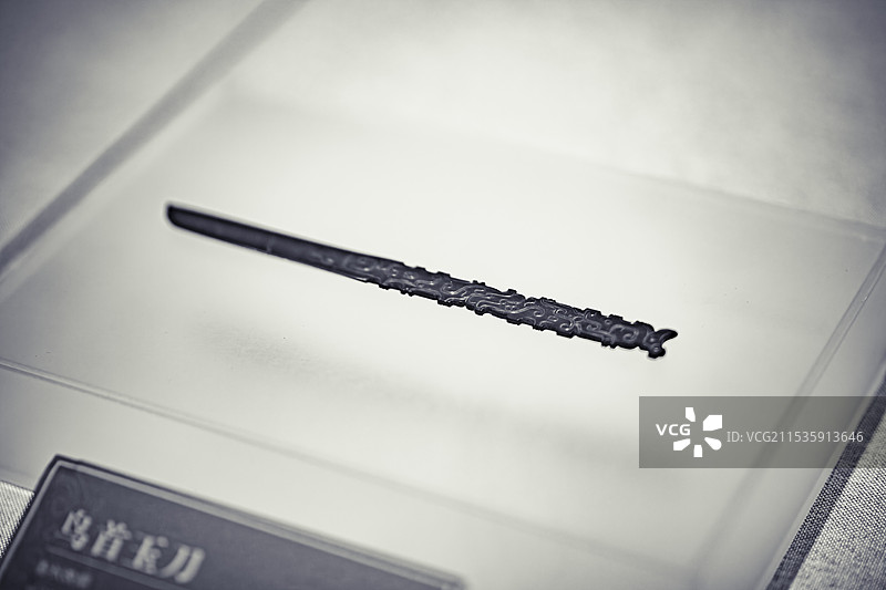 南阳市桐柏县月河墓出土春秋晚期鸟首玉刀图片素材