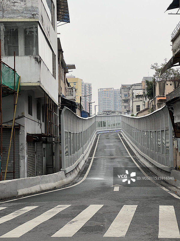 城市建筑中空旷的道路图片素材