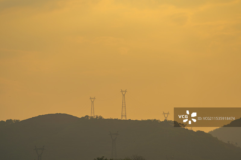 落日余晖下的电力塔图片素材