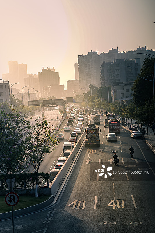 阳光下的道路图片素材