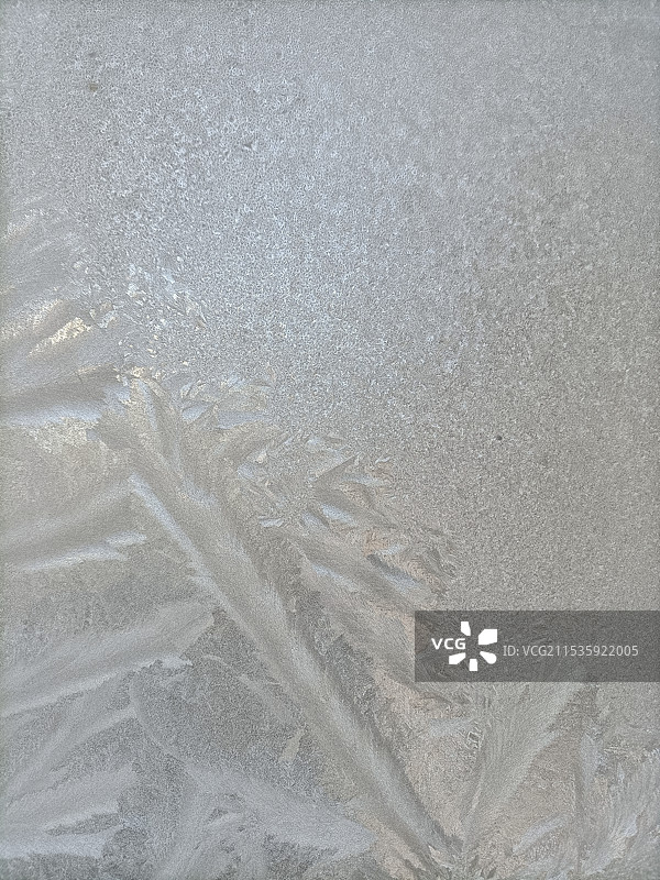 哈尔滨冬天玻璃上的水雾冻结形成的窗花、冰霜、冰花图片素材