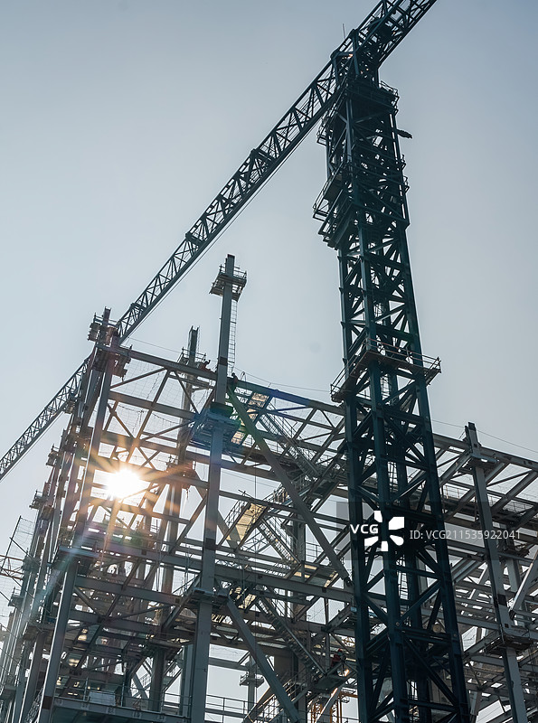 烈日下的工程建设图片素材