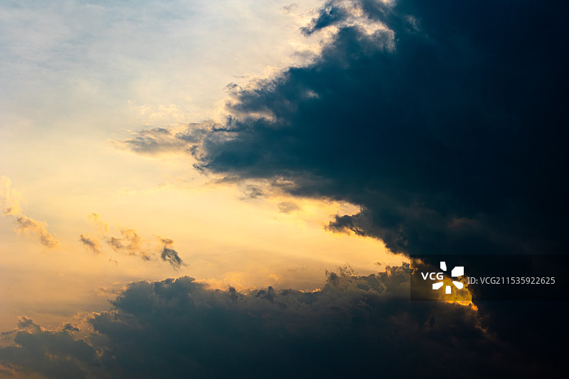日落时俯视天空云的形态图片素材