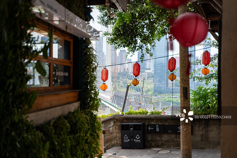 挂在树上的灯笼的低角度视图重庆街头图片素材