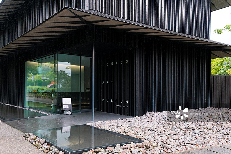 夏天的日本九州大分县由布院Comico Art Museum美术馆现代建筑外立面图片素材