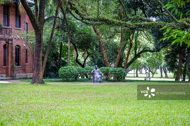 孤独的陈寅恪先生：中山大学本部南校园康乐园陈寅恪先生铜像与故居图片素材