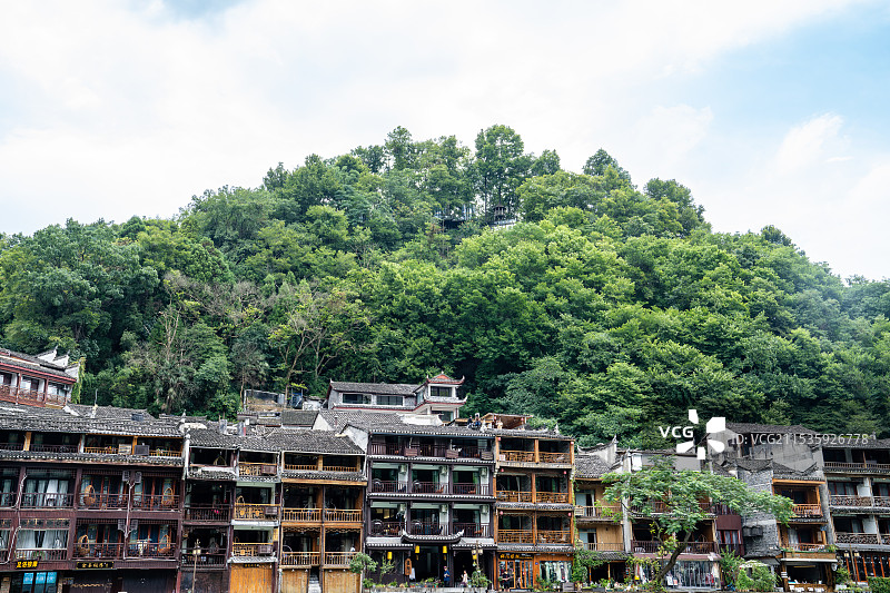凤凰古城河畔苗族建筑与青山图片素材