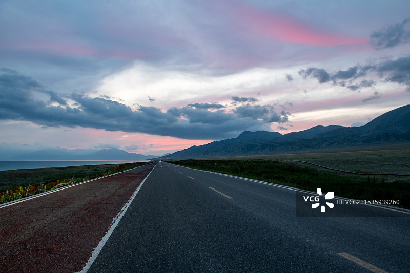 新疆赛里木湖环湖公路夕阳风景图片素材