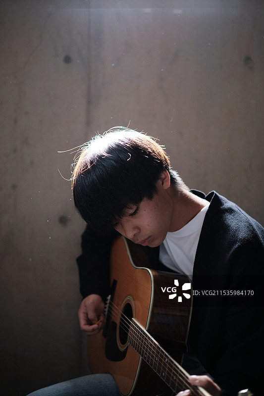 男人弹吉他图片素材