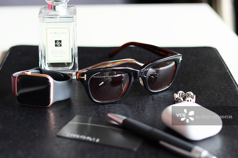 外出时信息敏感成年人必备的物品。图片素材