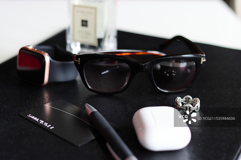 外出时信息敏感成年人必备的物品。图片素材