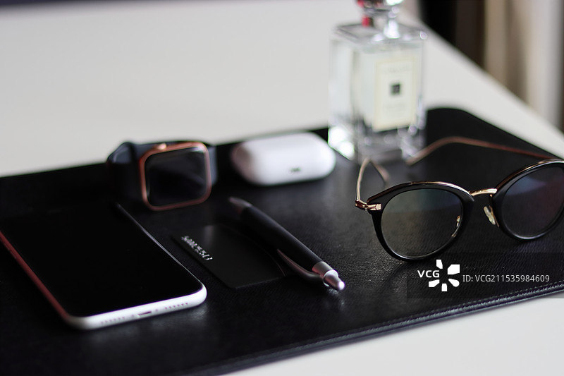 外出时信息敏感成年人必备的物品。图片素材