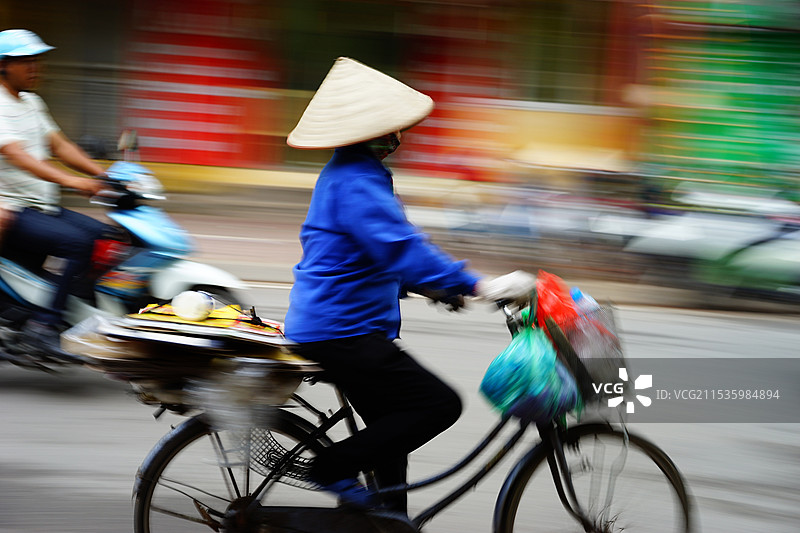 在河内骑自行车的女性图片素材