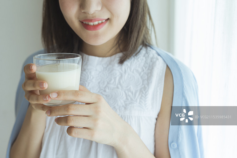 女人在喝甘酒图片素材