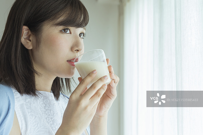 女人在喝甘酒图片素材