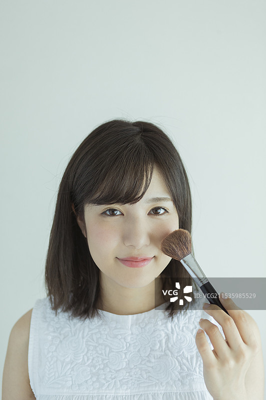 20多岁的女性化妆照图片素材