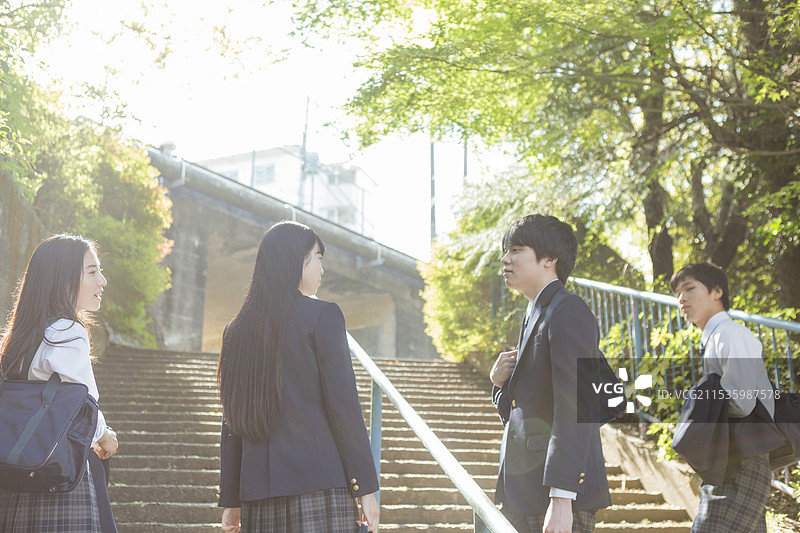 高中生在上学的路上图片素材
