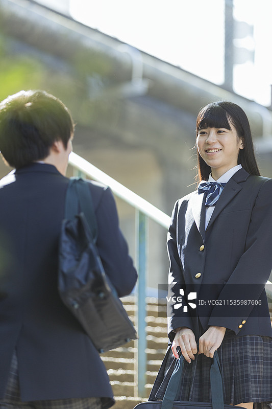 高中男生和女生在上学的路上图片素材
