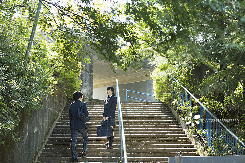 高中生在上学的路上图片素材
