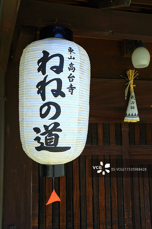 通往内内的路上的灯笼图片素材