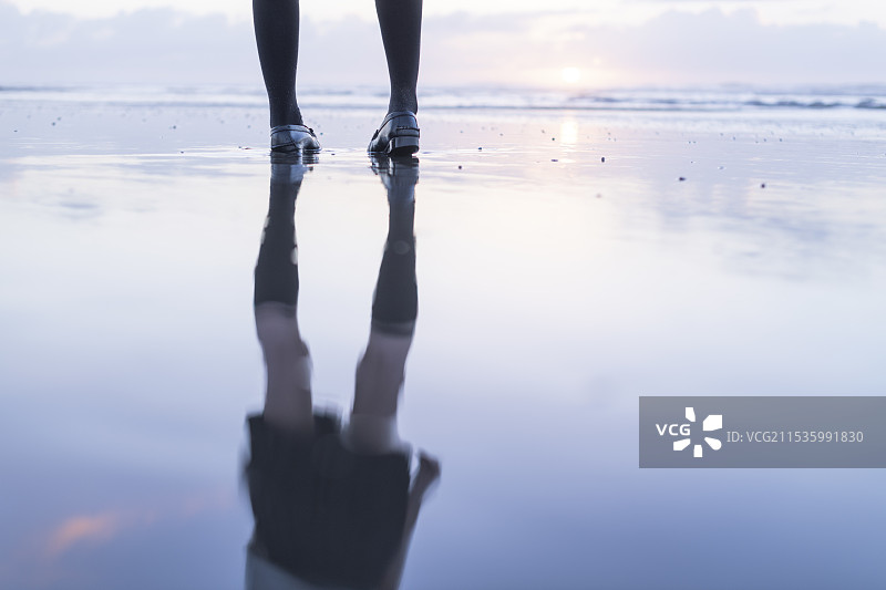 高中女生在海边闪耀的脚步图片素材